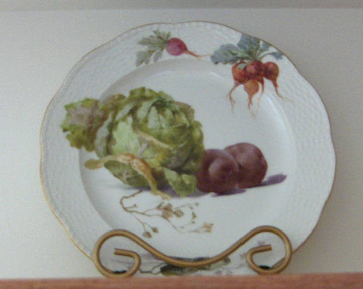 KPM白磁　Covered Vegetable Dish with figure KPM白磁 Covered Vegetable Dish with figure